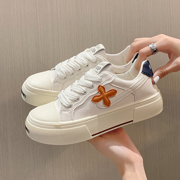 Modern női tornacipő eko bőrből, magas talppal