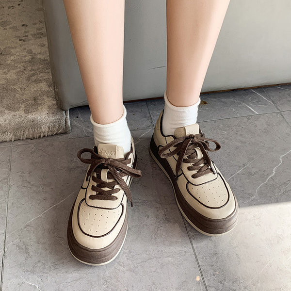 Γυναικεία στρογγυλεμένα αθλητικά παπούτσια με επίπεδη σόλα