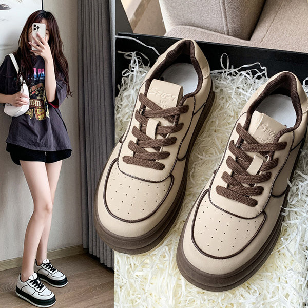 Γυναικεία στρογγυλεμένα αθλητικά παπούτσια με επίπεδη σόλα