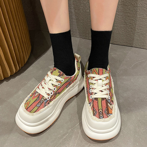 Kareda tallaga vabaaja tossud naistele