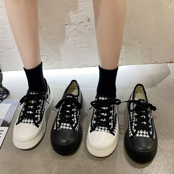 Γυναικεία sneakers με κορδόνια