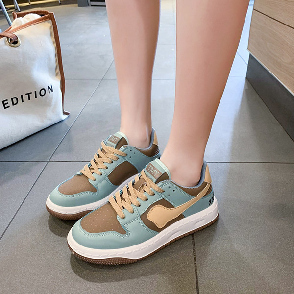 Γυναικεία αθλητικά sneakers με επίπεδη σόλα