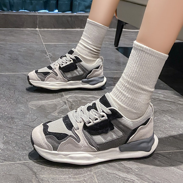 Naiste vabaaja hingavad, lameda tallaga nööriga tossud