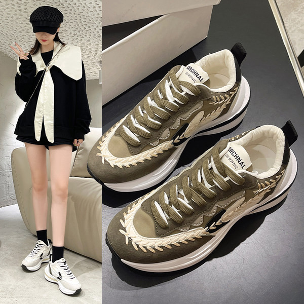 Modern női tornacipő durva talppal - két színben