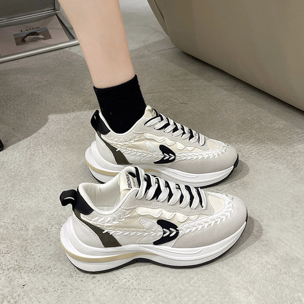 Modern női tornacipő durva talppal - két színben