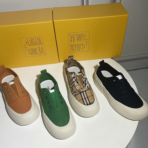 Naiste vabaaja tossud erinevates värvides