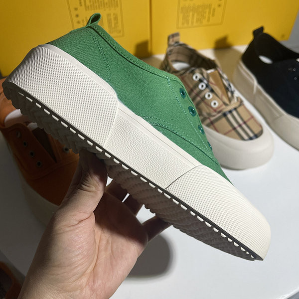 Naiste vabaaja tossud erinevates värvides