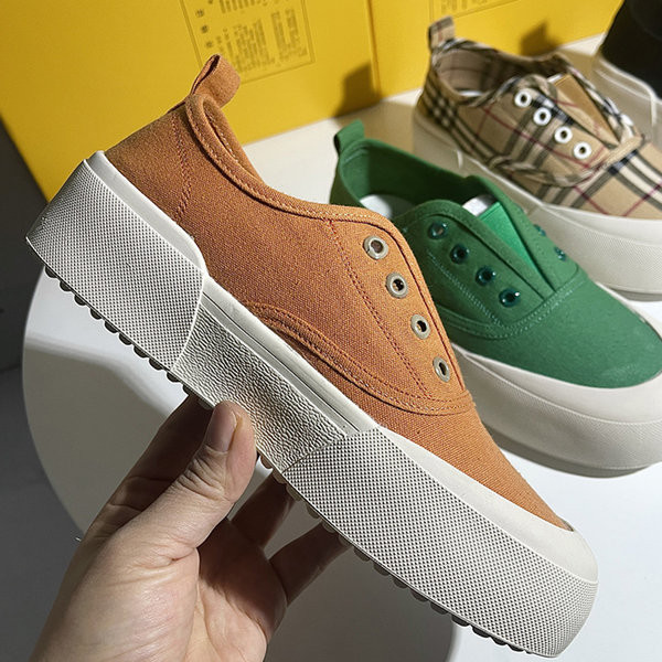 Naiste vabaaja tossud erinevates värvides