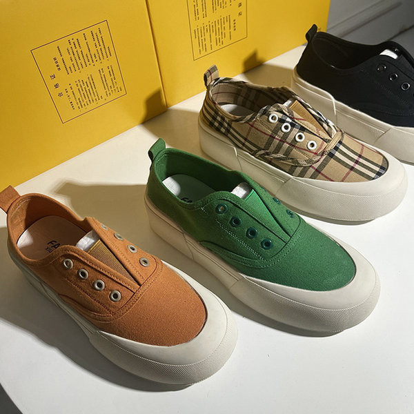 Naiste vabaaja tossud erinevates värvides