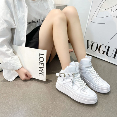 Γυναικεία sneakers με ψηλή πλατφόρμα 5 cm και μεταλλική αγκράφα