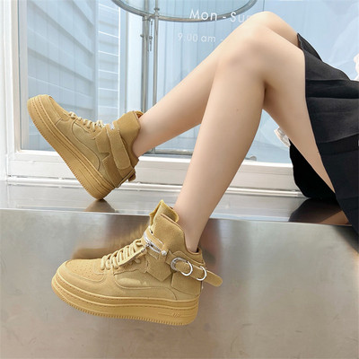 Γυναικεία sneakers με ψηλή πλατφόρμα 5 cm και μεταλλική αγκράφα