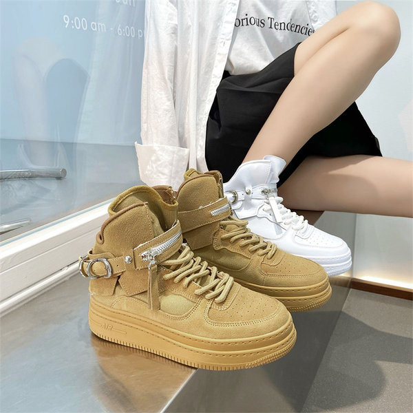 Γυναικεία sneakers με ψηλή πλατφόρμα 5 cm και μεταλλική αγκράφα