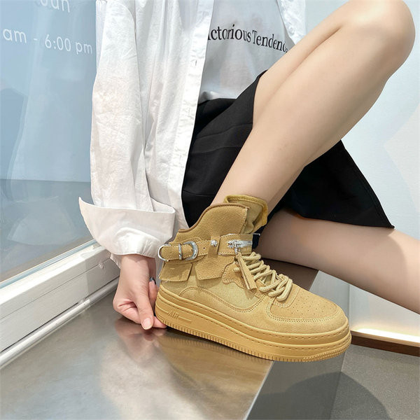 Γυναικεία sneakers με ψηλή πλατφόρμα 5 cm και μεταλλική αγκράφα