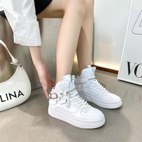 Γυναικεία sneakers με ψηλή πλατφόρμα 5 cm και μεταλλική αγκράφα