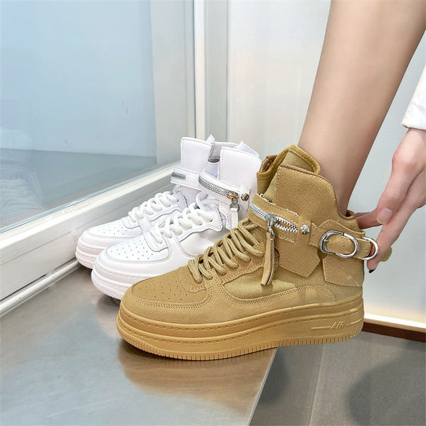 Γυναικεία sneakers με ψηλή πλατφόρμα 5 cm και μεταλλική αγκράφα