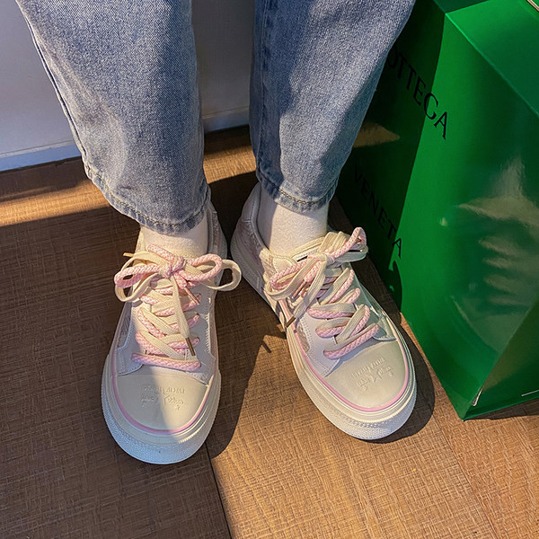 Női tornacipők új modellje különböző színekben