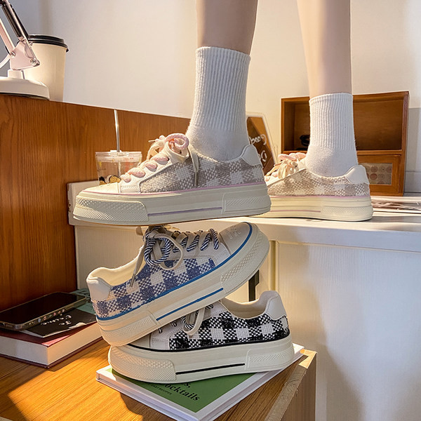 Női tornacipők új modellje különböző színekben