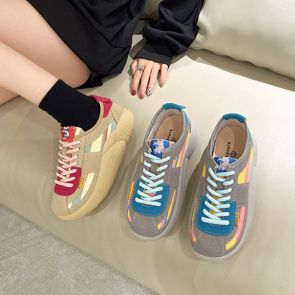 Alkalmi női sportcipő durva talppal