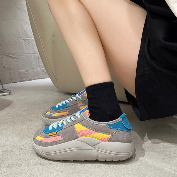 Alkalmi női sportcipő durva talppal