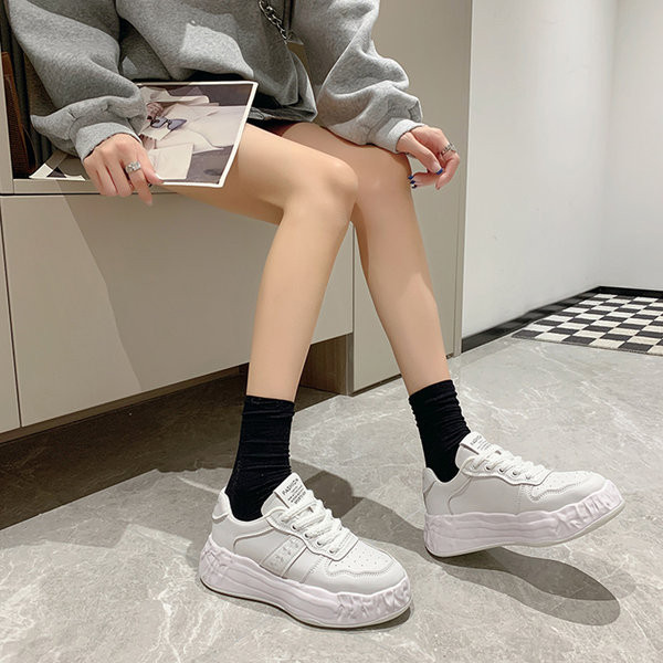 Műbőr női tornacipő fűzővel és felirattal