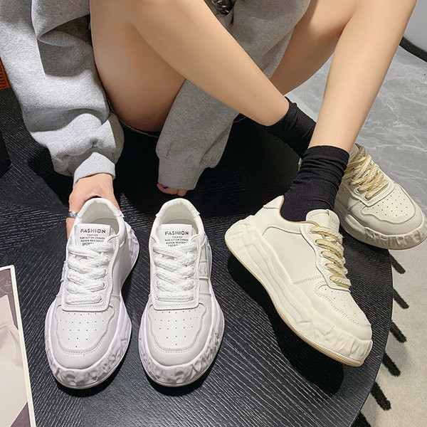 Műbőr női tornacipő fűzővel és felirattal