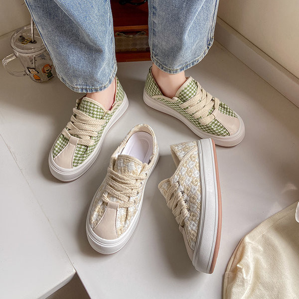 Νέα γυναικεία sneakers με πολύχρωμο διακοσμητικό print