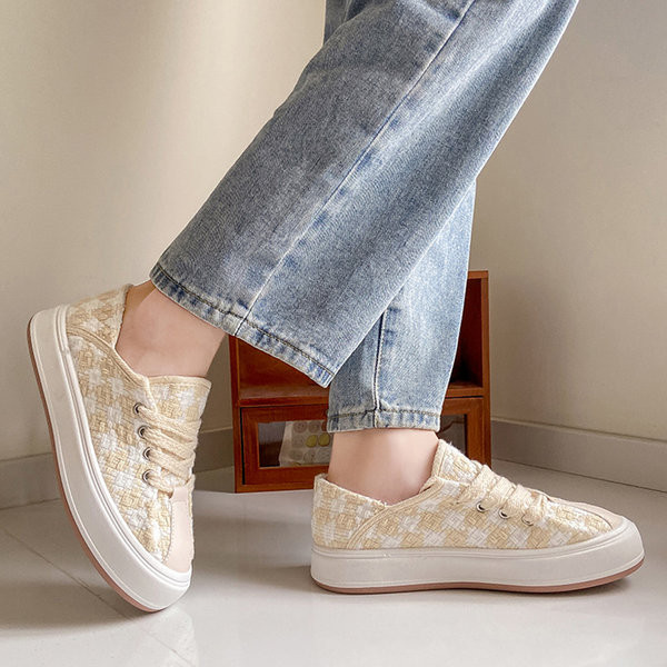 Νέα γυναικεία sneakers με πολύχρωμο διακοσμητικό print