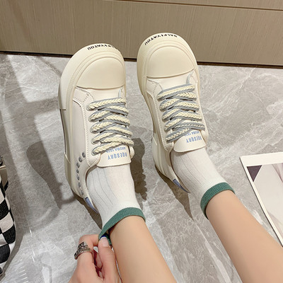 Beeži ja valget värvi naiste tossud pealdisega