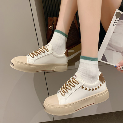 Beeži ja valget värvi naiste tossud pealdisega