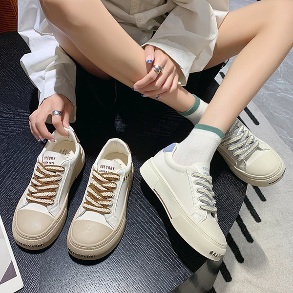 Beeži ja valget värvi naiste tossud pealdisega