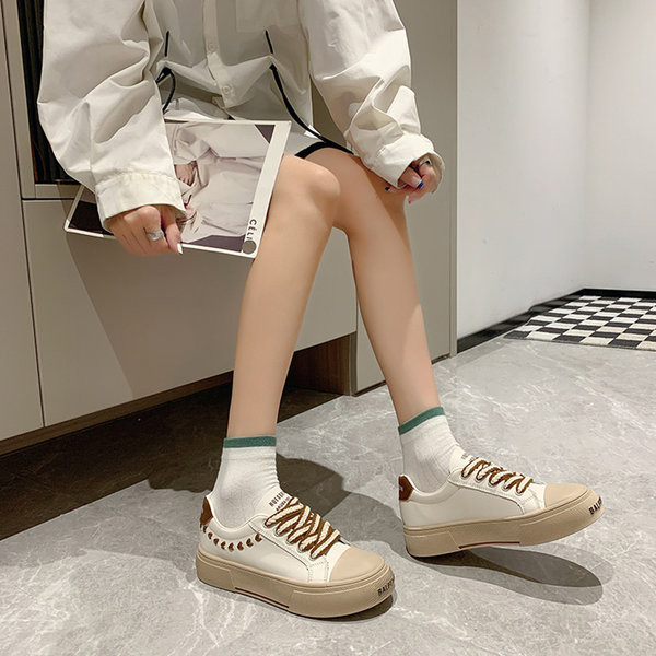 Beeži ja valget värvi naiste tossud pealdisega