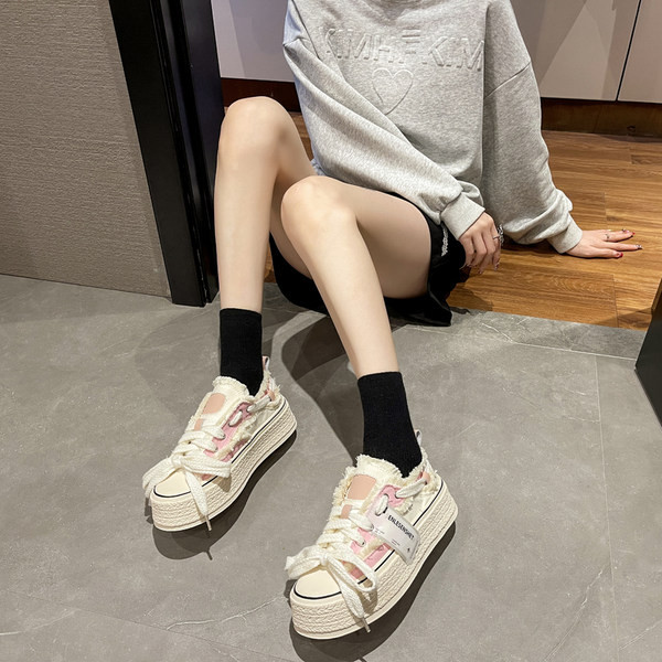 Moodsad lameda tallaga naiste tossud