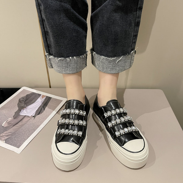 Női tornacipő kövekkel, tépőzáras rögzítéssel