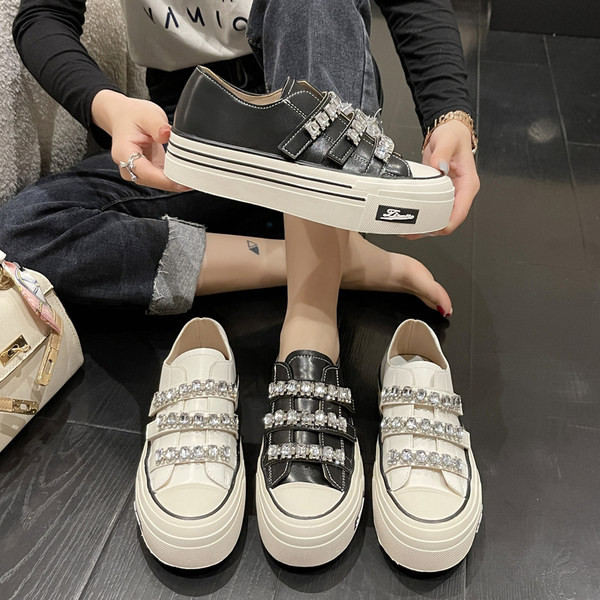 Női tornacipő kövekkel, tépőzáras rögzítéssel