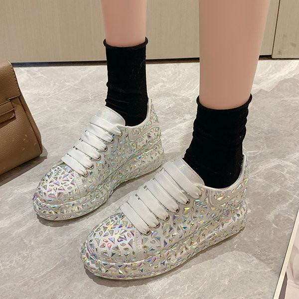 Új női tornacipő színes fűzőkkel és díszkövekkel