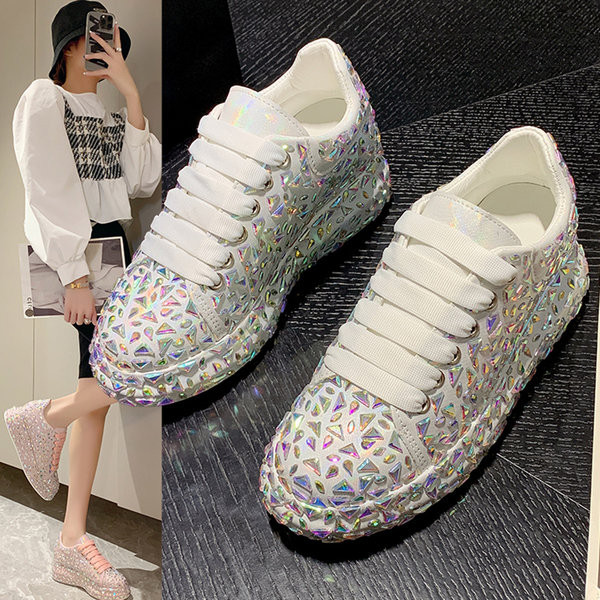 Új női tornacipő színes fűzőkkel és díszkövekkel