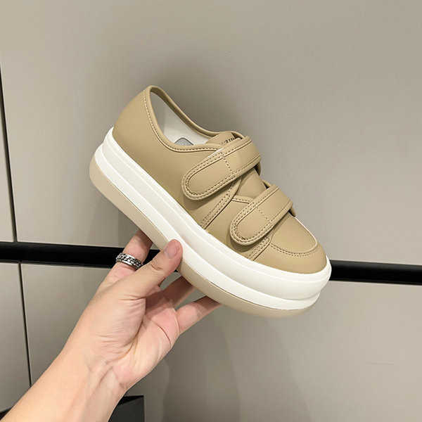 Γυναικεία δερμάτινα sneakers με μπαλώματα velcro