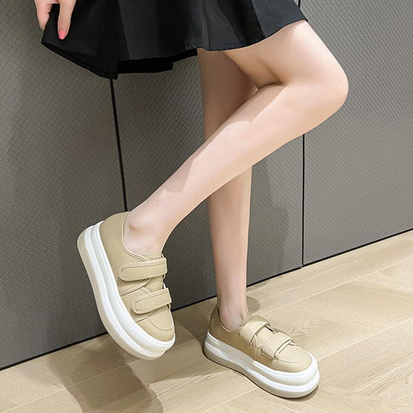 Γυναικεία δερμάτινα sneakers με μπαλώματα velcro