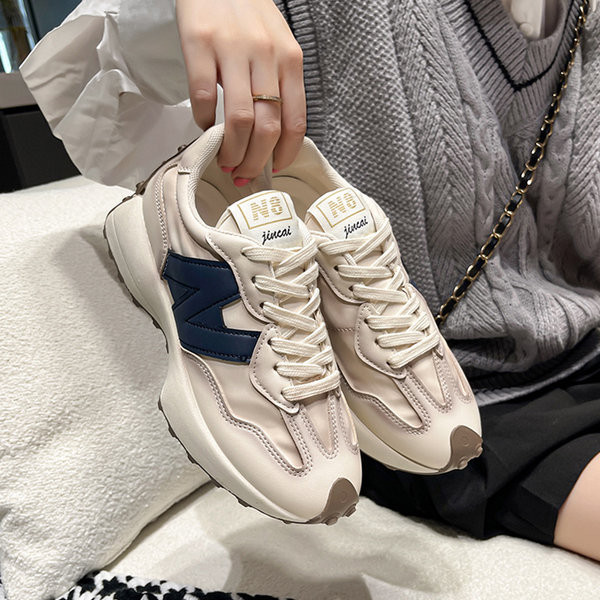 Új női tornacipő modell fűzős logóval