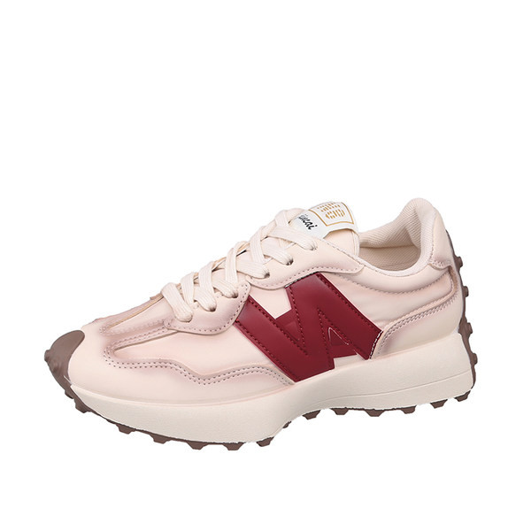 Új női tornacipő modell fűzős logóval