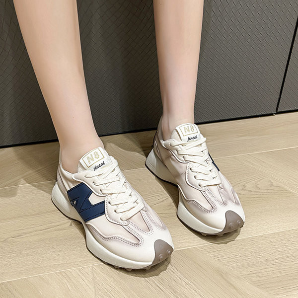 Új női tornacipő modell fűzős logóval