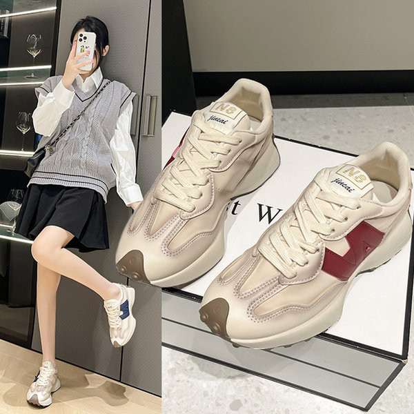 Új női tornacipő modell fűzős logóval