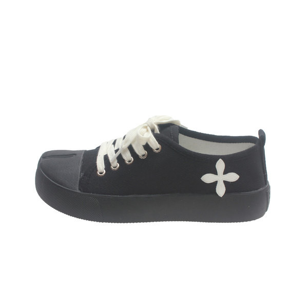 Női fekete tornacipő érdekes dizájnnal, dekoratív virággal