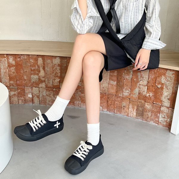 Női fekete tornacipő érdekes dizájnnal, dekoratív virággal