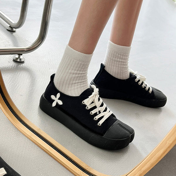 Női fekete tornacipő érdekes dizájnnal, dekoratív virággal