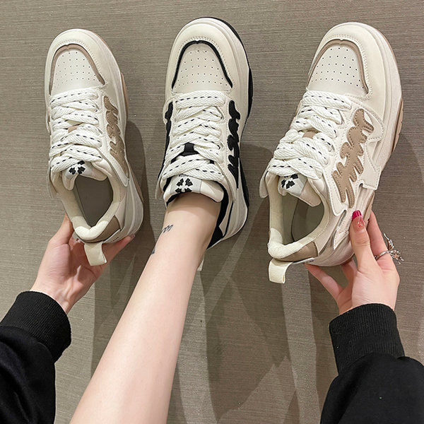 Naiste vabaaja tasase tallaga kunstnahast tossud