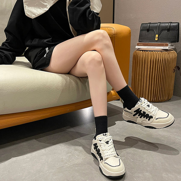 Naiste vabaaja tasase tallaga kunstnahast tossud