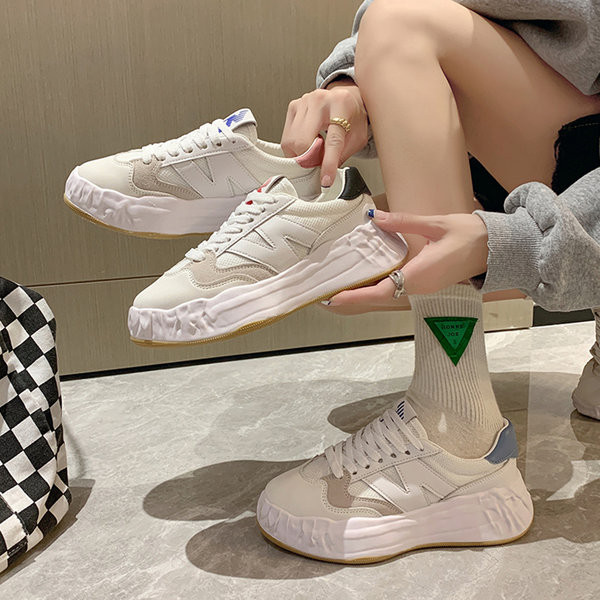 Fehér színű női tornacipő díszítő elemekkel