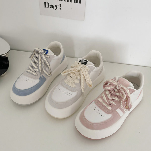 Új modell női tornacipők lapos talppal - három színben