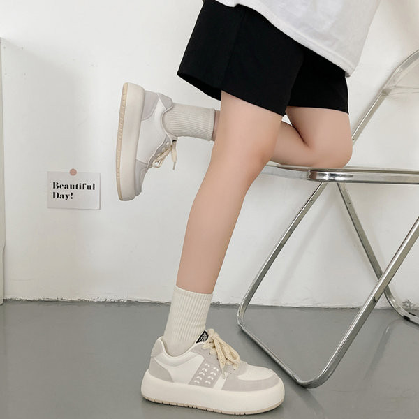 Új modell női tornacipők lapos talppal - három színben